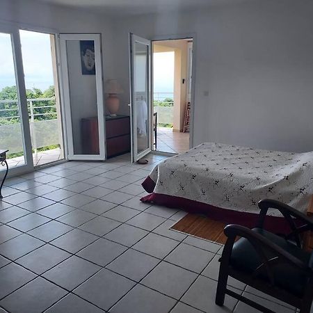 Grand Studio En Bas De Villa Avec Vue Sur Mer Au Carbet Le Carbet Exterior foto